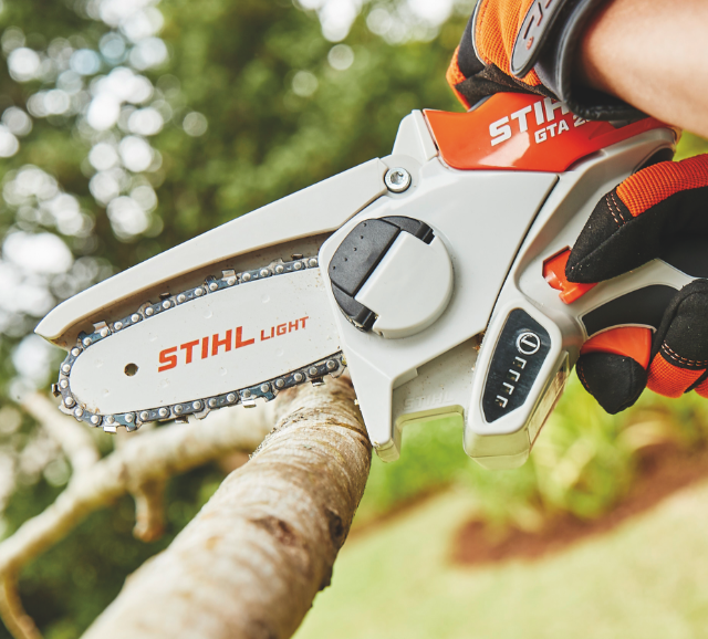 Pruner cutting branch